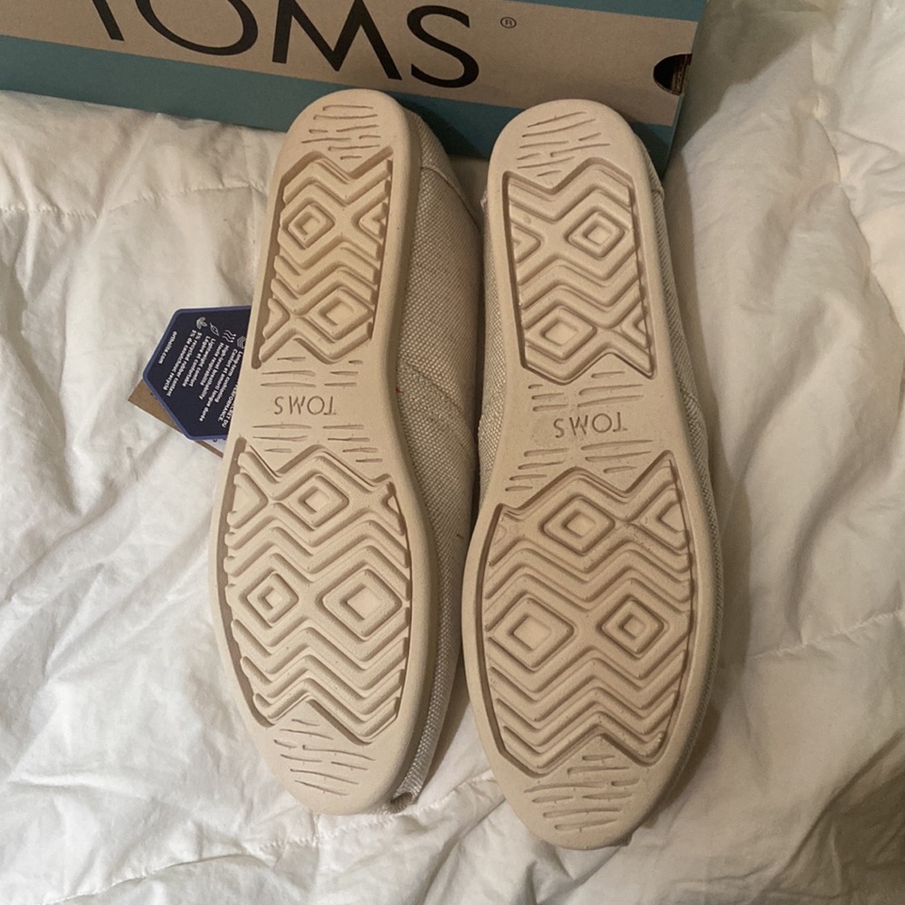 NIB toms strawberry flats - Picture 4 of 4